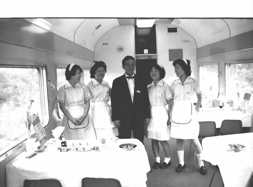 583系「はつかり」食堂長とウェイトレス（撮影：南正時）