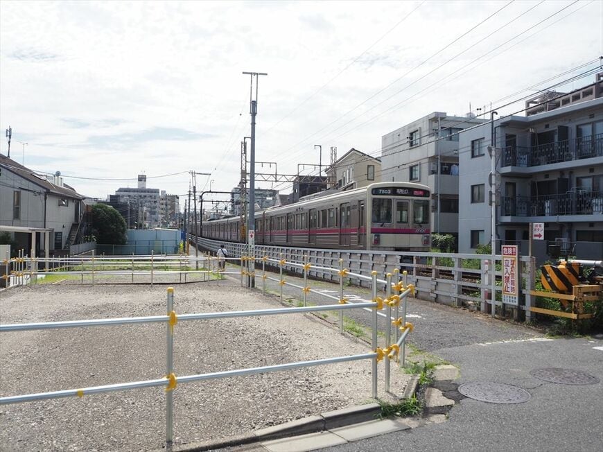 明大前―下高井戸間の線路沿い。用地の確保は進んでいる（記者撮影）