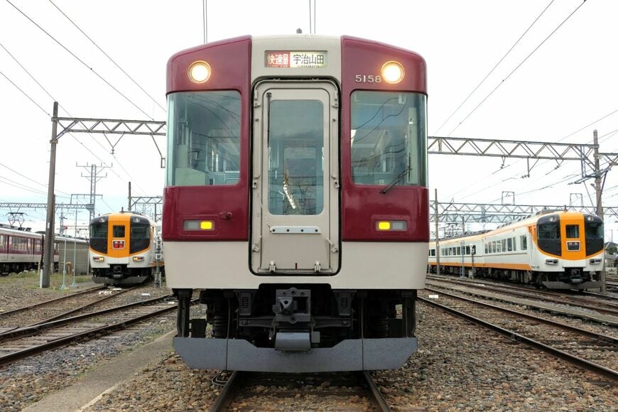 真正面から見た「5200系」。表示は大阪線の「快速急行宇治山田行き」（記者撮影）