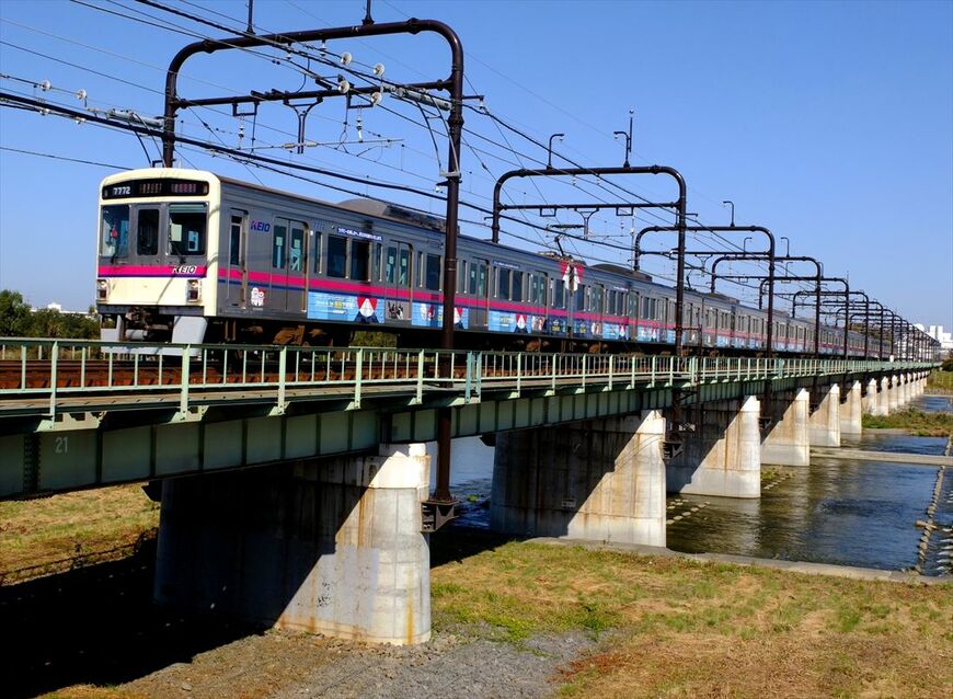 2019年に開催されたラグビーW杯のラッピングを施した7000系（撮影：南正時）